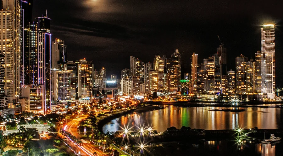Uferskyline bei Nacht, von Sotheby's International Realty zum Schritt nach Panama gewählt