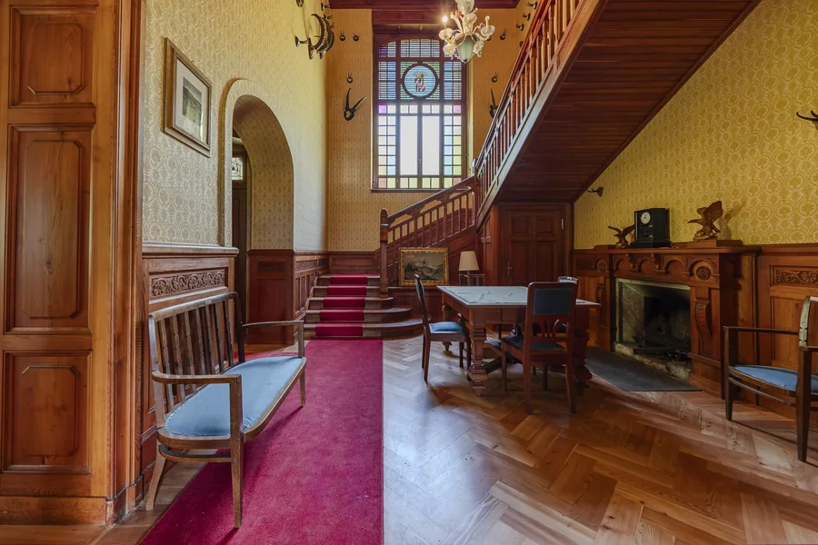 Halle mit Treppe und Kamin in der Villa Laubenò in Gressoney-Saint-Jean, Engel & Völkers