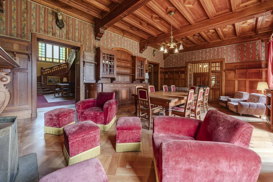 Salon mit roten Sesseln in der Villa Laubenò, vermarktet vom Engel & Völkers Private Office