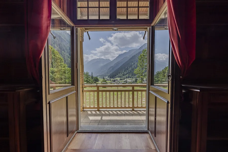 Blick von einer Terrasse der Villa Laubenò über das Tal von Gressoney, Engel & Völkers